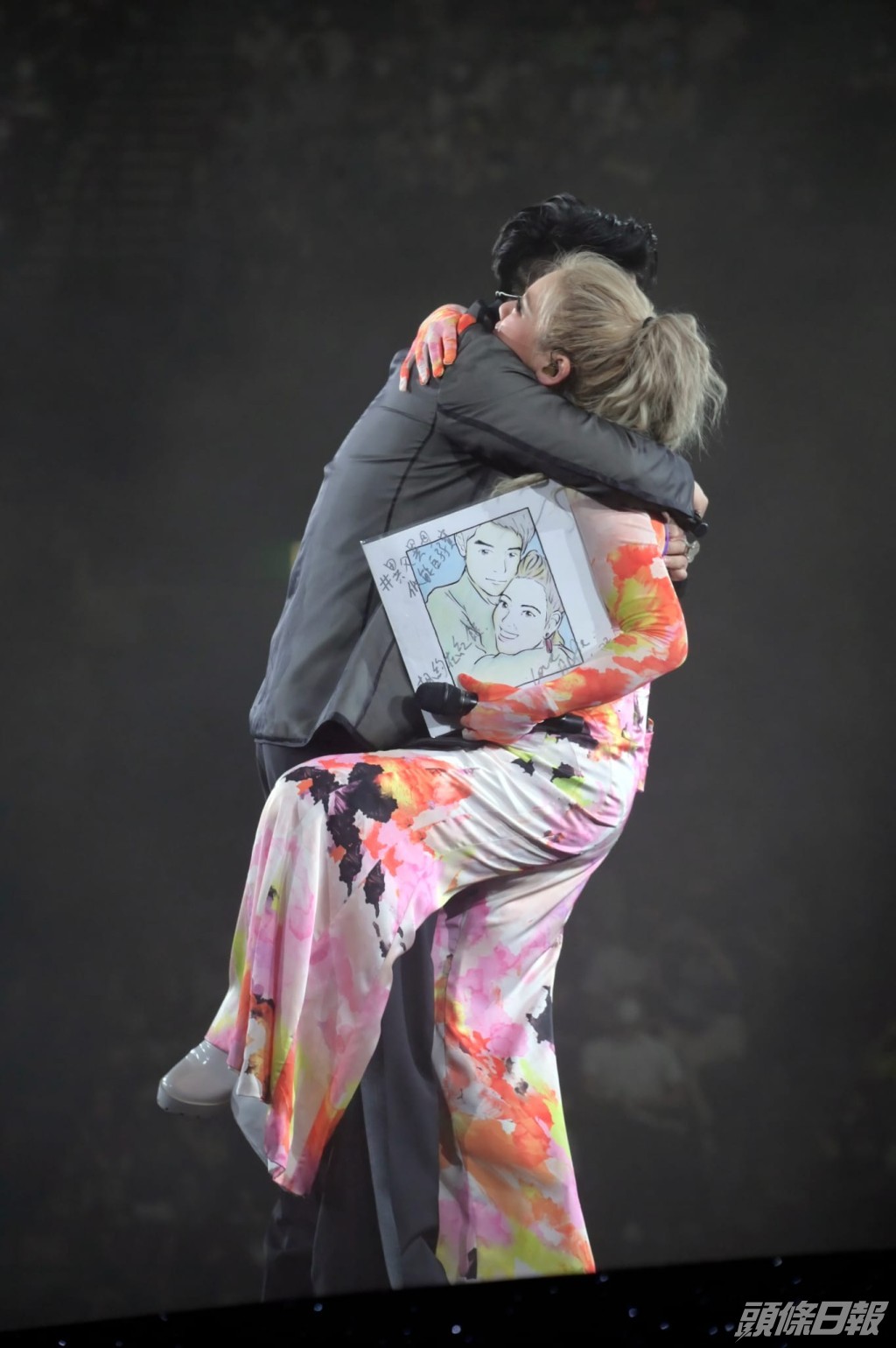 互攬為對方打氣。